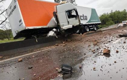 Motorista de caminhão morre ao ser arremessado de cabine depois de bater em mureta