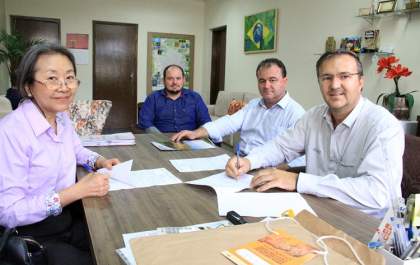 Tamiko assina contrato de nova ambulância para a UPA