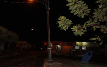 ELEKTRO escora poste com estacas até a troca definitiva