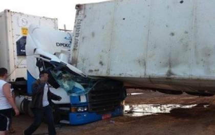 Contêiner cai sobre carreta e mata manobrista em frigorífico da JBS