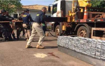 Cães farejadores encontram mais de 200 Kg de cocaína dentro de caminhão