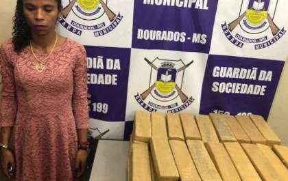 Jovem é presa tentando transportar 57 kg de maconha em ônibus