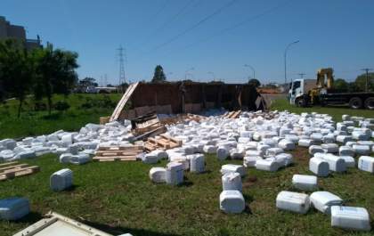 Carreta carregada com 27 toneladas de herbicida tomba na BR-262, saída para Três Lagoas
