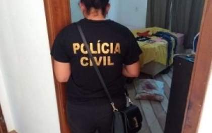 Jovem é encontrada morta e amiga presa suspeita de alterar cena do crime