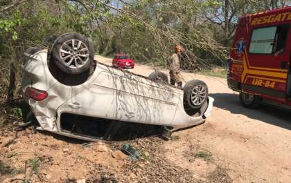 Jovem capota veículo após cervo atravessar pista na estrada Parque