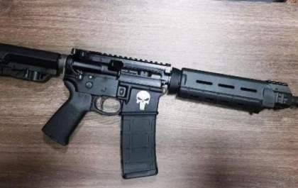 Homem é preso com fuzil negociado em grupo de vendas de armas
