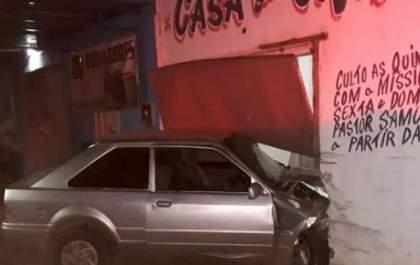 Condutor bêbado perde o controle da direção e invade igreja em cruzamento