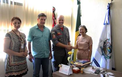 Tamiko recebe visita do novo comandante do Corpo de Bombeiros