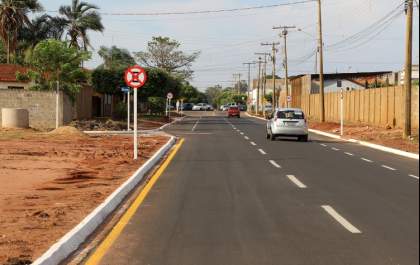 Tráfego melhora nas ruas e vielas do Bairro Santa Rita com as obras de asfalto e drenagem