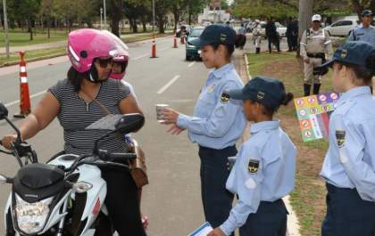 Diretoria de Trânsito e Patrulha Mirim realizam blitz educativa