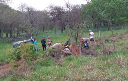 Pneu estoura e veículo com cinco passageiros capota em estrada de MS