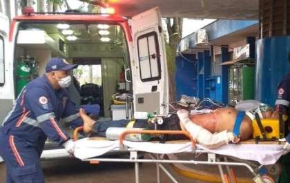 Homem é esfaqueado por vizinho durante briga e fica em estado grave