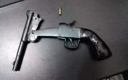 Homem ameaça esposa com arma de fogo artesanal
