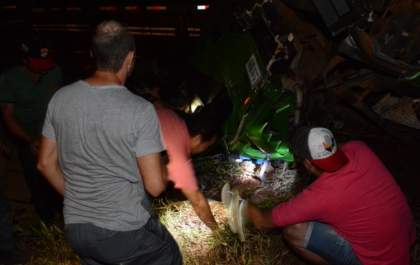 Carreta com soja tomba, atinge caminhonete e deixa vítima em ferragens