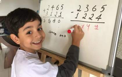 Menino de 7 anos lança livro e dá dicas de português e matemática