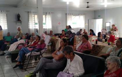 Asilo comemora Dia do Idoso com café da manhã musical