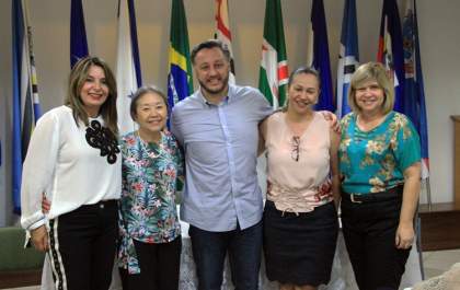 Tamiko recepciona o secretário estadual de Educação