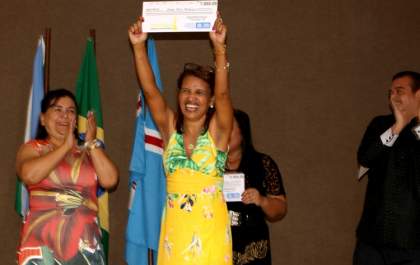 Professora da Escola Municipal “Odeir Antônio Silva” conquista 1º lugar do VIII Prêmio Professor Destaque