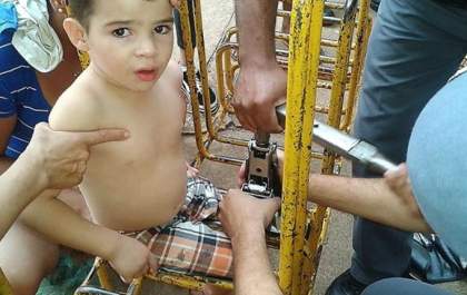 Garotinho fica preso em bicicletário e é salvo por PMs