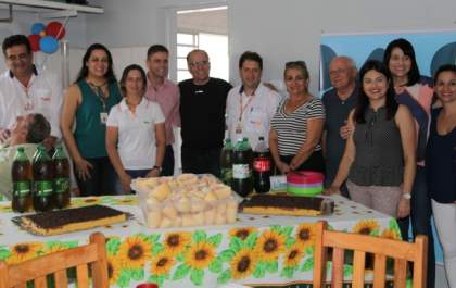Rede Big Mart entrega cheque de R$ 13 mil à diretoria do Asilo