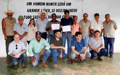 Angelo Guerreiro acompanha entrega de autorizações para funcionamento do Laticínio de Arapuá