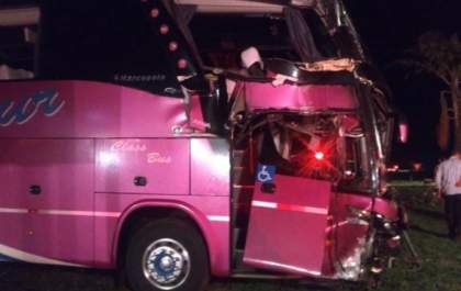 Acidente com ônibus e carreta em rodovia deixa dez feridos