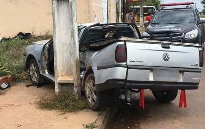 Idoso fica preso nas ferragens após se envolver em acidente de trânsito com viatura da Polícia Civil