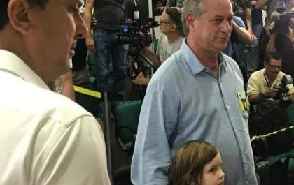 Acompanhado da mulher e da neta, Ciro Gomes vota em Fortaleza