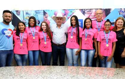 Angelo Guerreiro recebe meninas do basquete campeãs dos Jogos Brasileiros Escolares