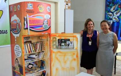 Tamiko acompanha início de projeto Geladeiroteca