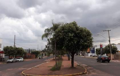 Nuvens carregadas tomam conta do céu em Três Lagoas