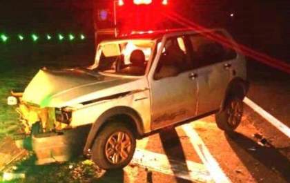 Condutor embriagado invade pista e colide Uno com caminhão na BR-267