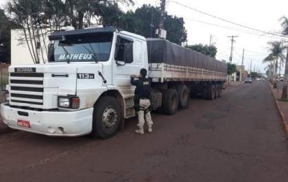 Carreta roubada em SP é recuperada pela PRF enquanto era levada para o Paraguai