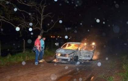 Carro de paranaense desaparecido é encontrado em chamas na fronteira