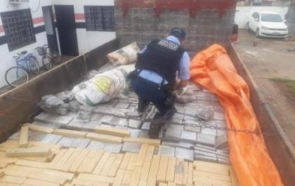 Polícia apreende 2,8 toneladas de maconha em fundo falso de caminhão
