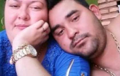 Casal acusado de obrigar adolescente a tomar soda caustica está foragido