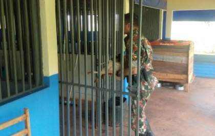 PMA multa em R$ 500 homem que abandonou cachorro doente