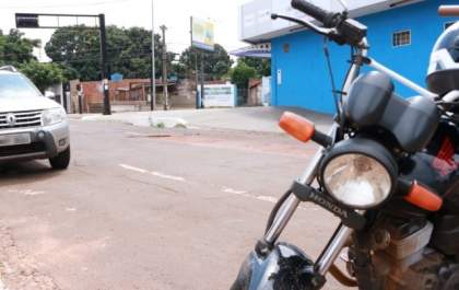 Menina de 7 anos é atropelada após descer correndo do carro na Capital