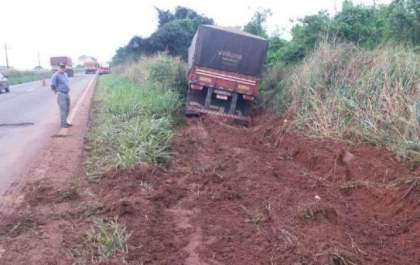 Carreta com soja vai parar em matagal após motorista desviar de buraco