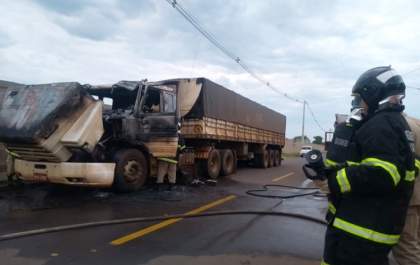 Bombeiros agem rápido e controlam fogo em caminhão próximo de moradias no Set Sul em Três Lagoas
