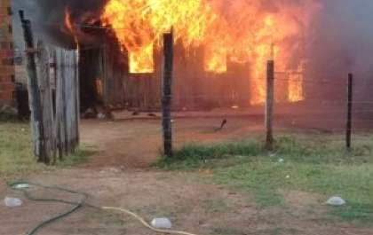 Bombeiros combatem incêndios em residências de Corumbá