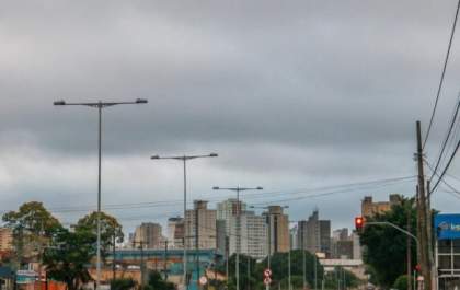 Sol aparece entre nuvens e previsão é de pancadas de chuva com máxima de 30ºC