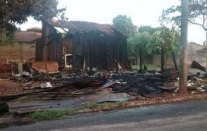 Irmãos brigam e um deles ateia fogo em marcenaria