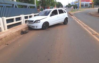 Corsa é abandonado após colisão sobre a ponte do rio Sucuriú