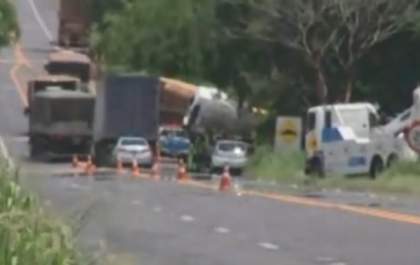 Caminhões se envolvem em acidente na Rodovia Assis Chateaubriand