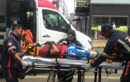 Jovem fica ferido após colidir moto contra dois veículos em Três Lagoas