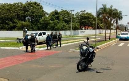 Motorista atropela policial de moto, tenta fugir e é preso na Capital