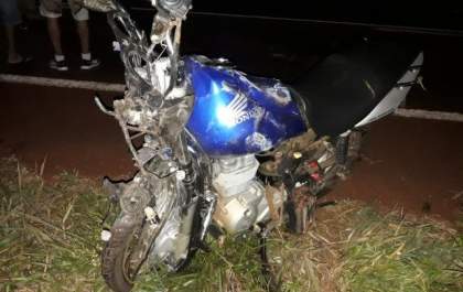 Caminhonete invade pista, bate em motocicleta e mata casal