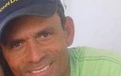 Homem morre ao esbarrar no meio fio e cair da motocicleta