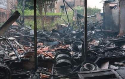 Susto logo cedo: incêndio atinge depósito de pneus e sucata
